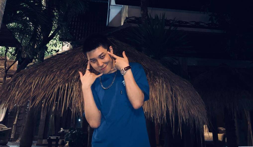 网红王小国因导流被封与同门师弟现身夜店期间情绪低落