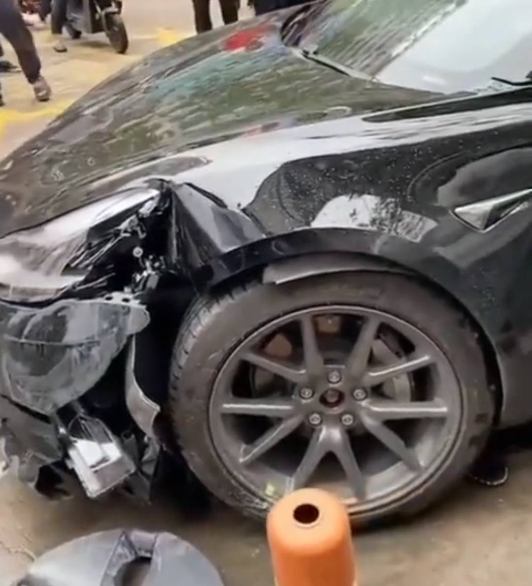 原创厦门特斯拉女司机撞上共骑一辆电动车的母子四人与刹车失灵无关