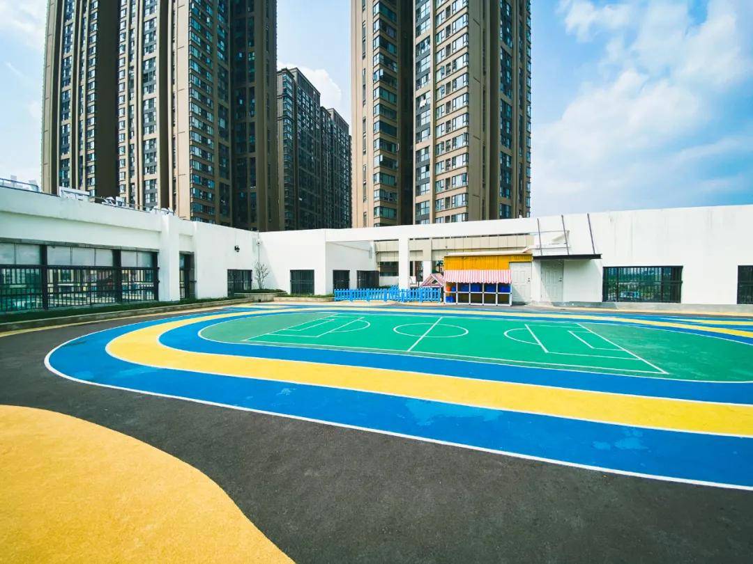 园和小一些的私立幼儿园都存在"面积较小"的问题,这时就展现了弋果锦