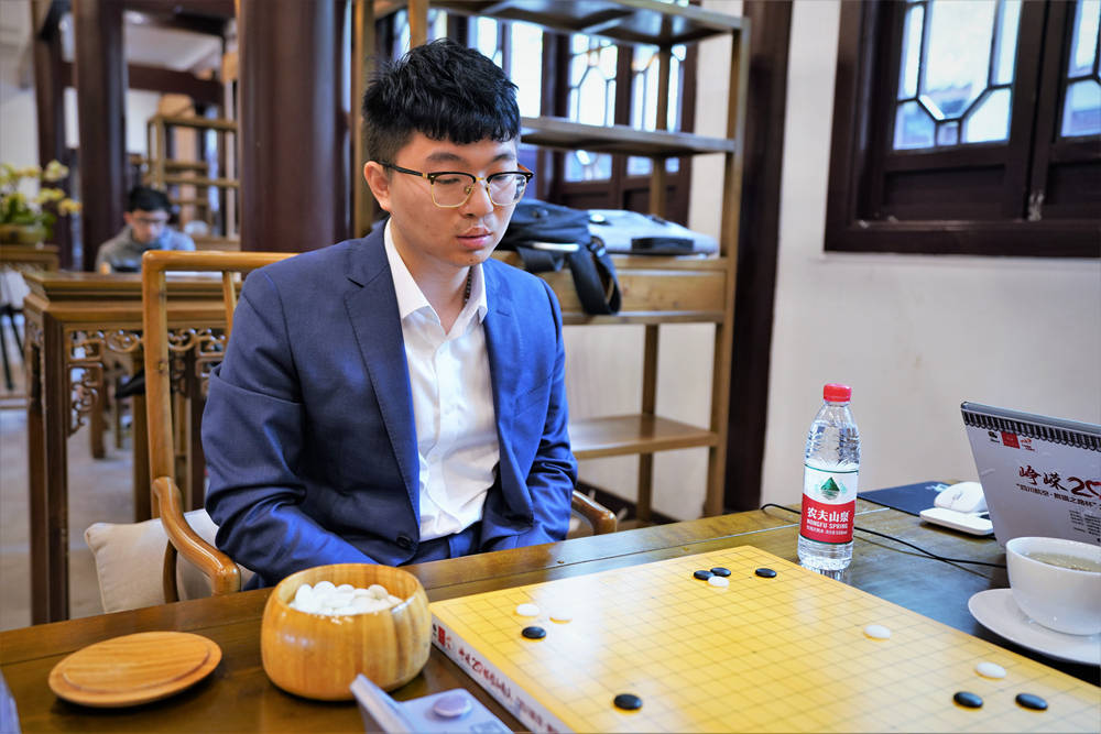 西南王芈昱廷逆转击败柯洁 将与杨鼎新争冠_唐韦星