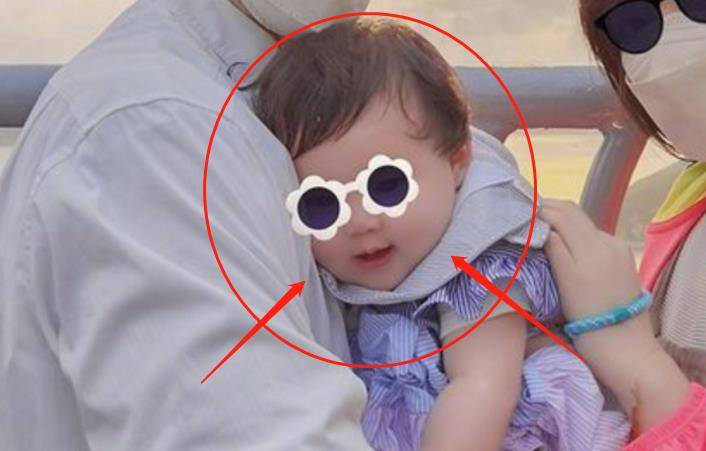 原创向佐一家三口合照曝光小奶皇正脸出镜看脸型鼻子定是小美女