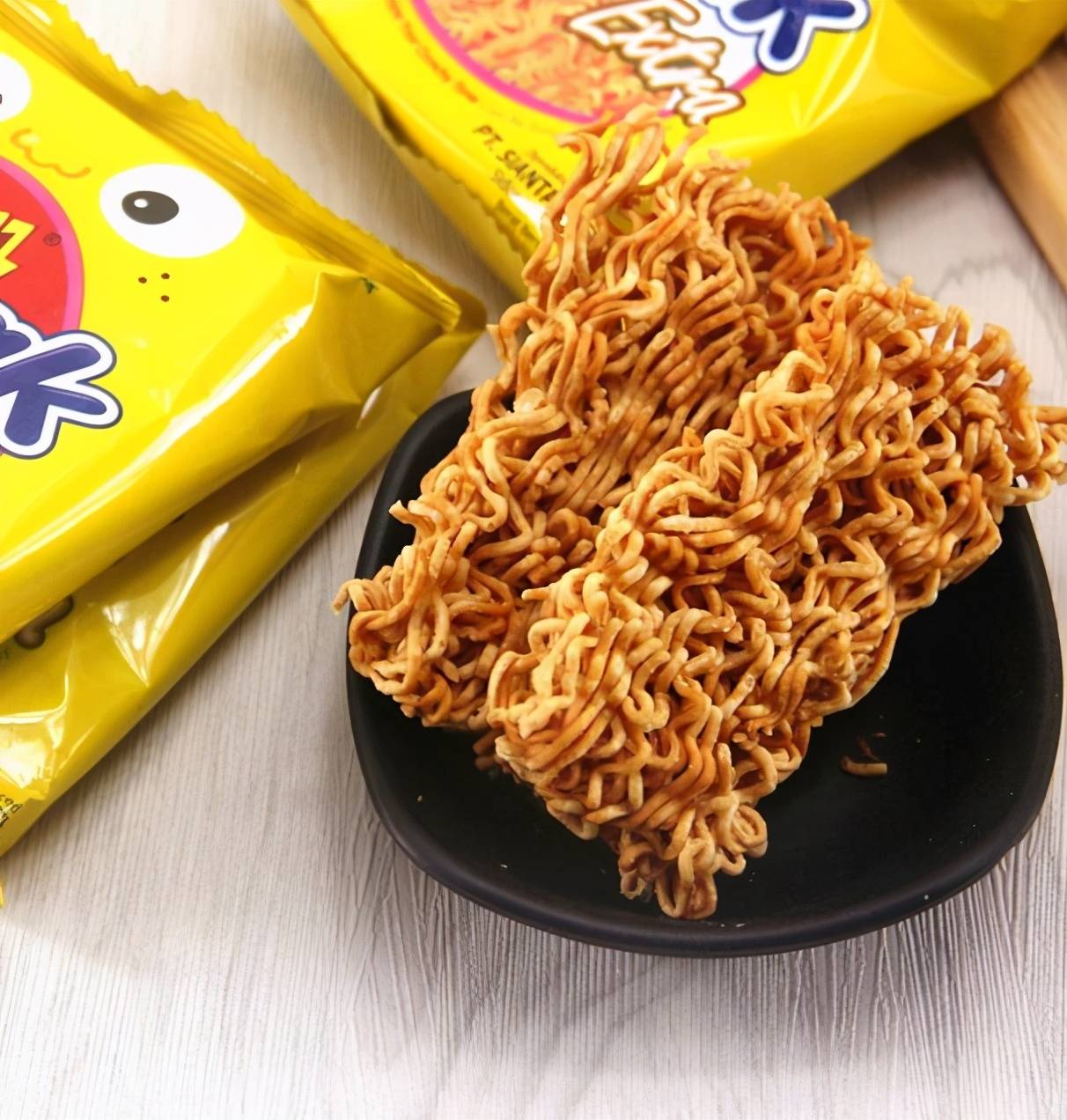 乾脆面這種小零食，你喜歡放粉包吃嗎？ 熱愛美食 第4张