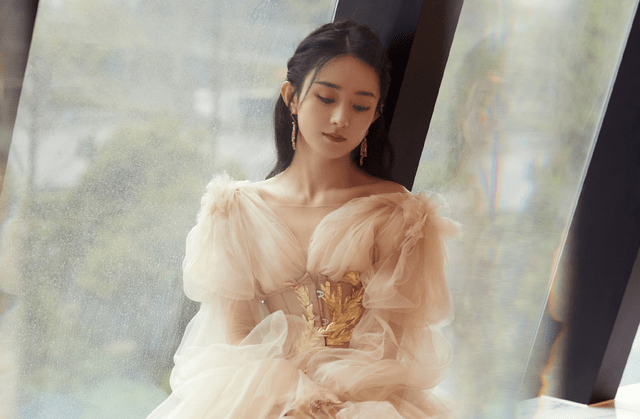 赵丽颖高定礼服2023时尚芭莎 d69257431c7f421290d0cafebf228331.png