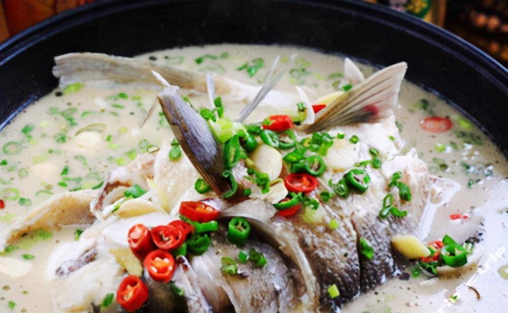 水煮活鱼,湖南湘潭是的美食,我们先不说它的非遗名头,反正小编在第一