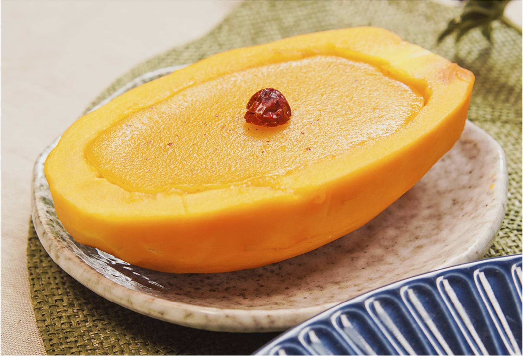 原创一道夏日甜品买1颗木瓜上锅一蒸香甜养颜抗衰老入口即化