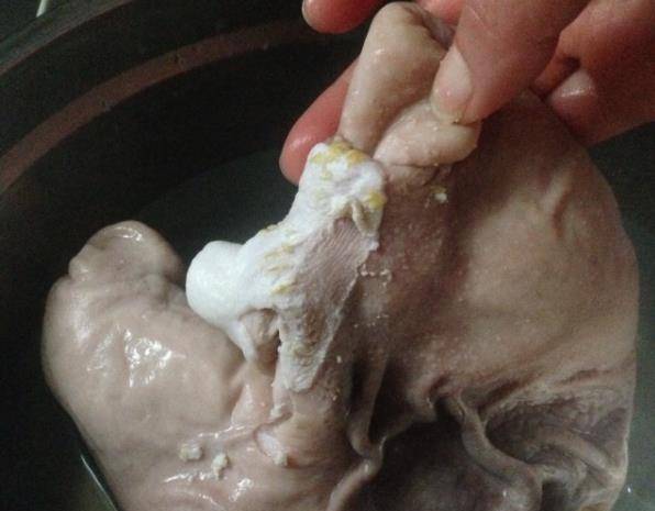 洗猪肚,用盐还是用醋?都不如用它,干净没腥味,材料家家都有
