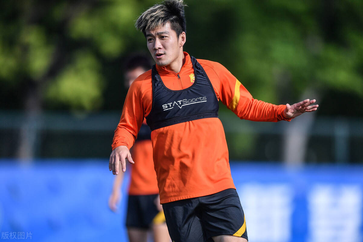 故意伤人?赵宏略废人式飞踹巴索戈,中超8倍慢镜还原犯规细节