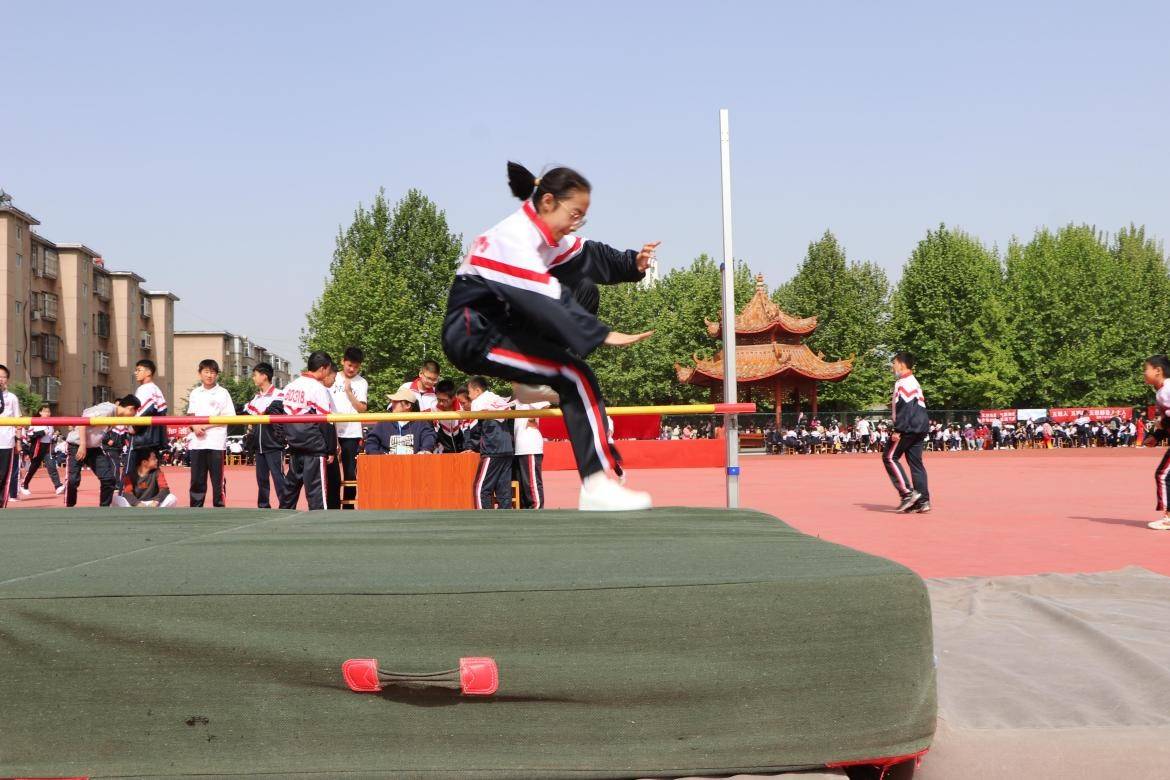 濮阳市油田第十中学隆重举行春季田径运动会
