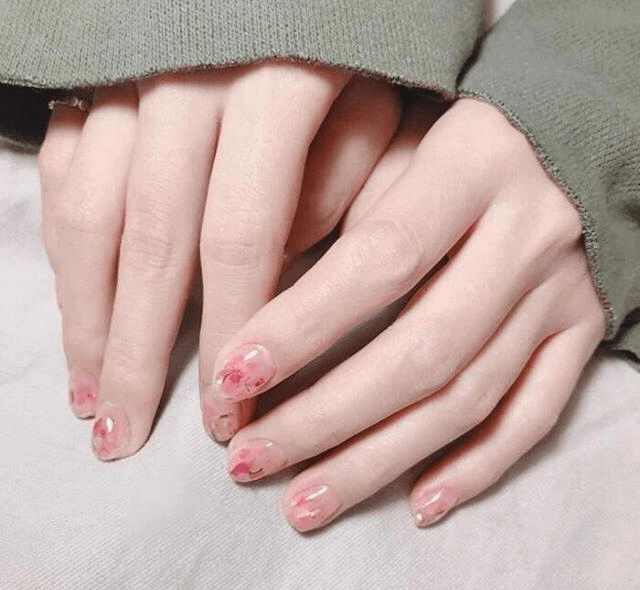 透明美甲也能玩出不同花样总有一款让你爱不释手