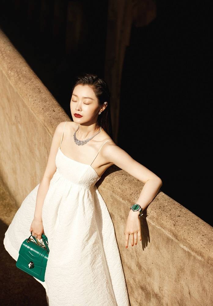 宋轶登时尚杂志封面露天日光大片优雅干练