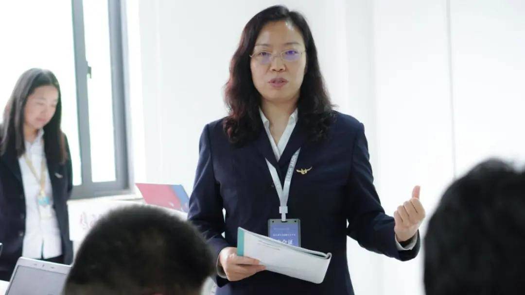 第二讲来自于今年武汉宏鹏光谷校区推进示范班的班主任赵帅老师和教员