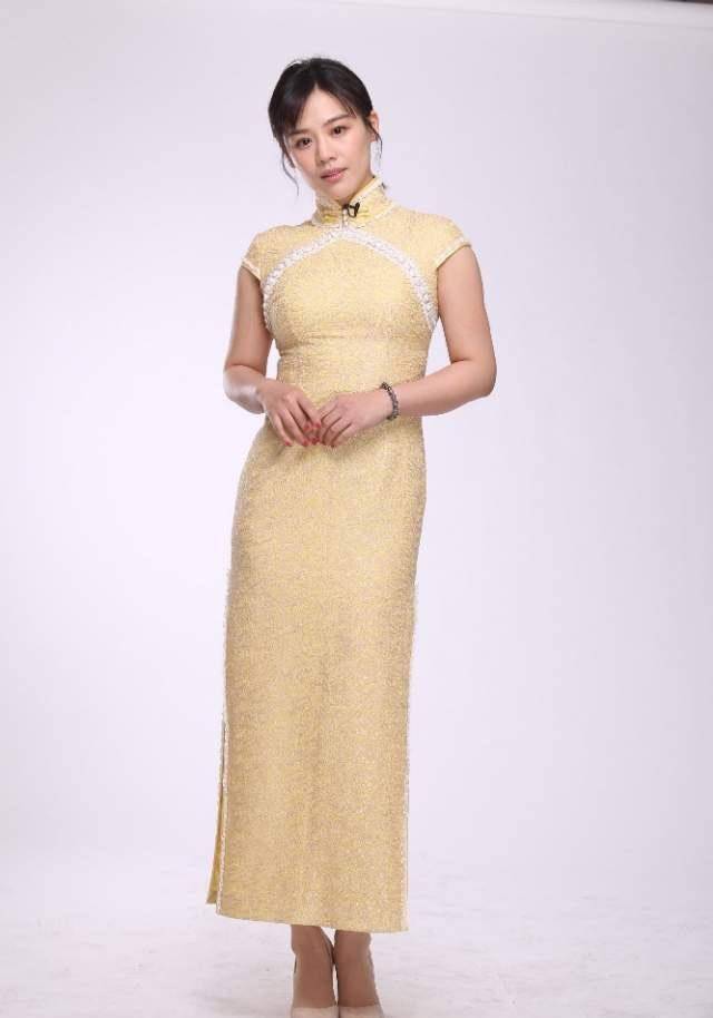 马思纯定妆生图穿浅黄紧身旗袍显腰粗皮肤黑黑很可爱