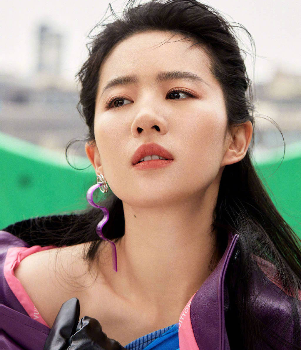 刘亦菲时尚大片曝光 化紫色猫眼妆演绎酷飒运动风