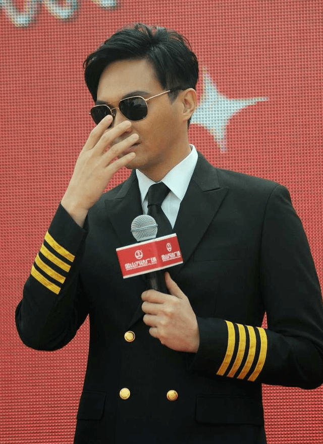 张智霖穿机长装太帅了英姿飒爽线条硬朗实打实的潇洒型男