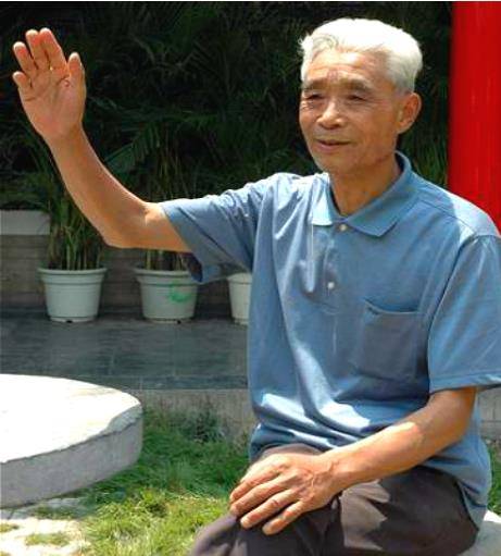 先祖张鹏程在崇祯手下当总兵,后来明朝灭亡,便转投清朝,在顺治帝统治