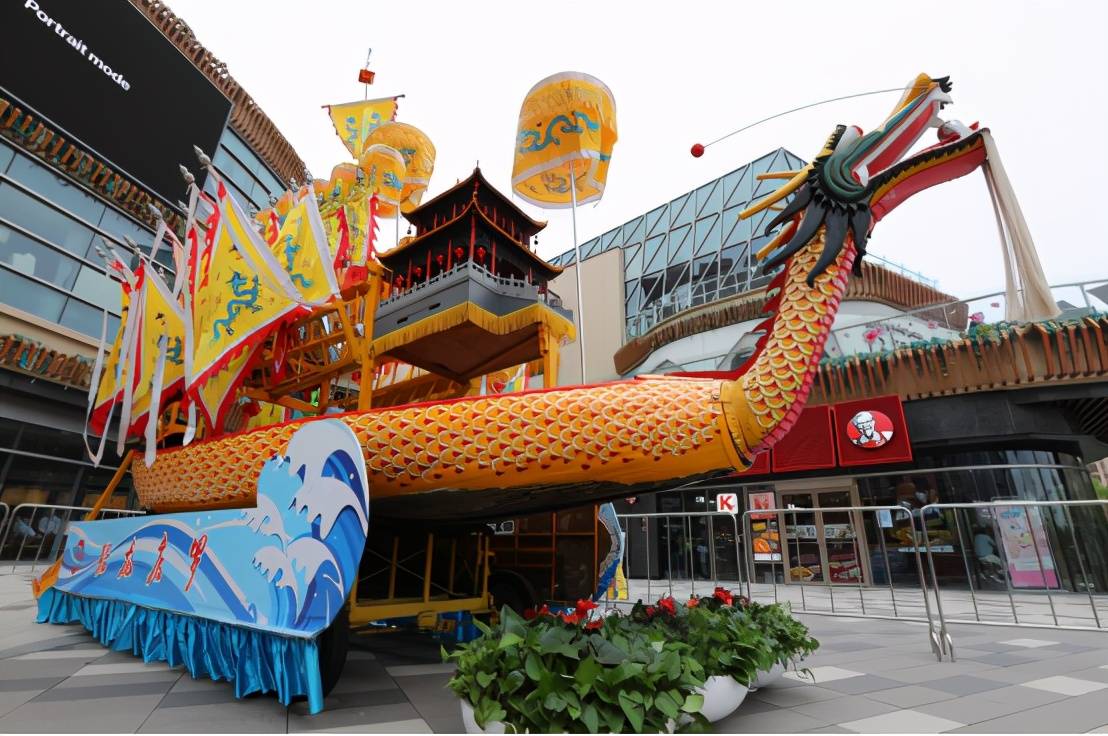 第二届五五购物节宝山u天地缤纷呈现打折狂欢场景