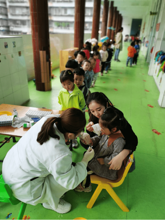 威遠縣連界鎮中心幼兒園舉行健康體檢活動