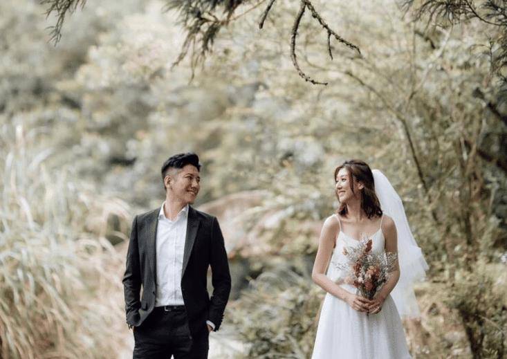 报喜之余,林逸欣还大方晒出了婚纱照,照片中两人穿上礼服,俊男美女