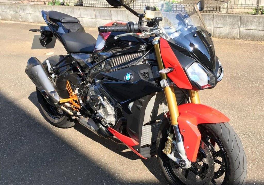 宝马s1000r摩托车是一款硬派街车