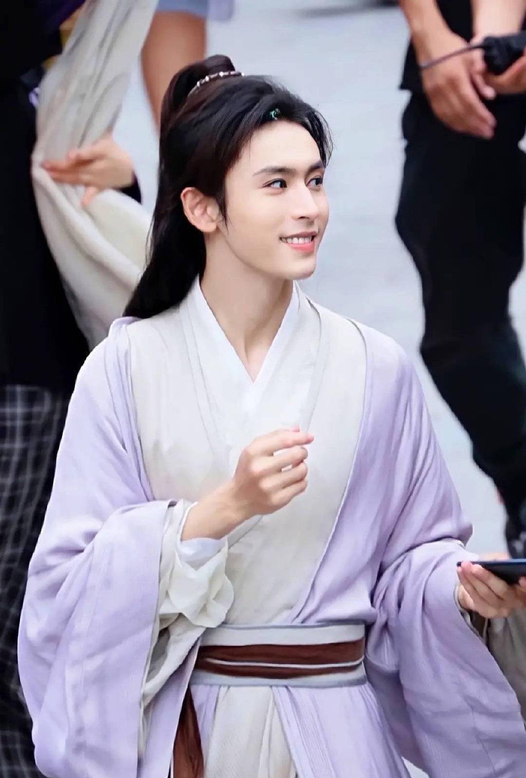 原本是游荡在人间的周子舒突然间就重新拥有了过去和未来