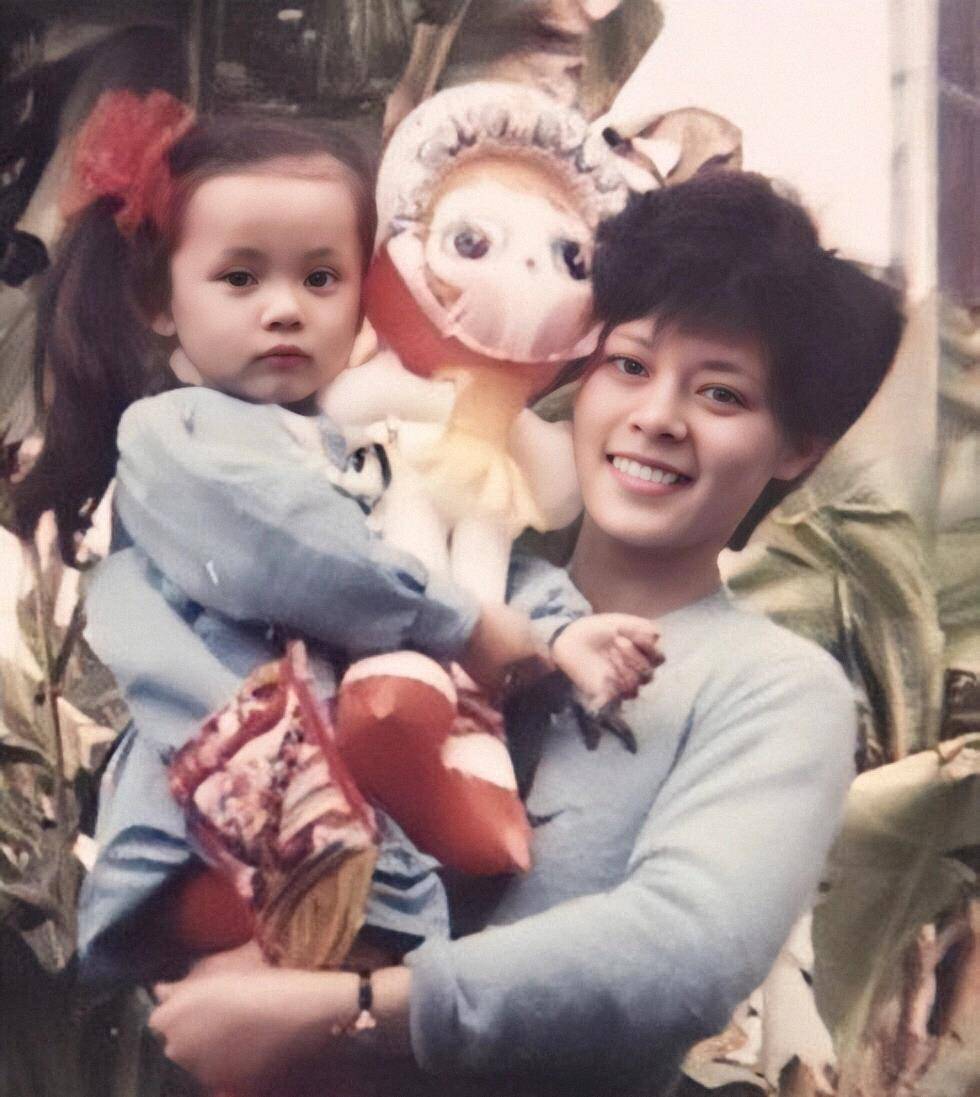 孙俪童年照曝光大脑门超级萌真是女大十八变越变越好看