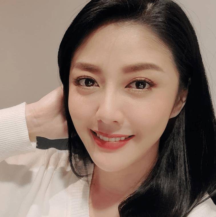 原创40岁韩瑜素颜近照,皮肤紧致似少女,因生不出孩子与孙协志离婚