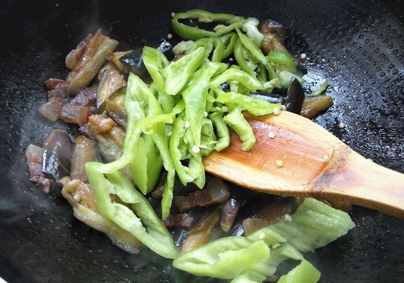 青椒炒茄子最简单的做法 d8fe2cde30bc41d19094849fea8dea2c.jpeg