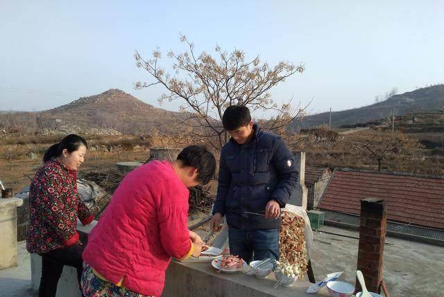 屋顶|冬日乡土风情味正浓，我和妹夫在房顶做烧烤，还有妻子爱吃的烤鱼