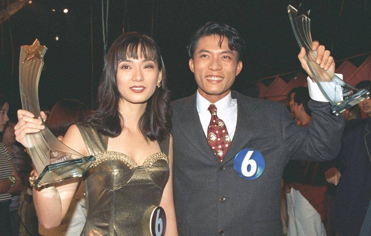 原创要复婚45岁何仙姑带儿子与前夫聚餐三人开心合影场面温馨