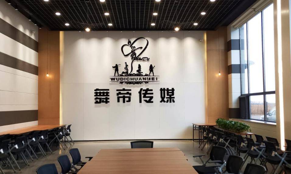 原创舞帝利哥回怼粉丝表示除辛巴外自己在平台网红中最有钱