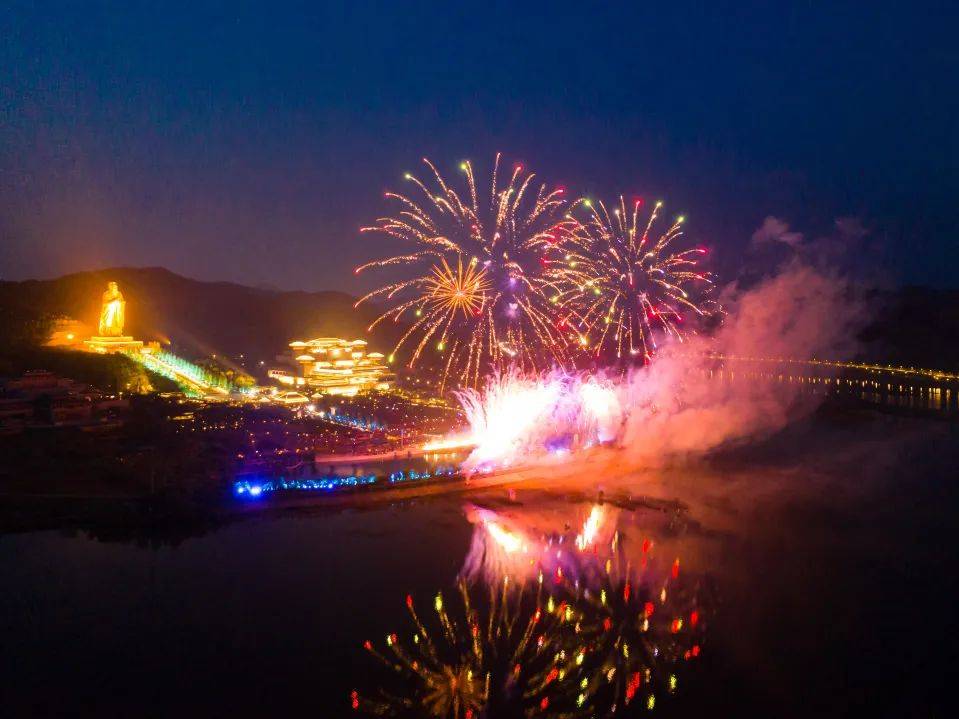 超级烟火秀"五一"首演,你来尼山圣境打卡了吗?_烟花