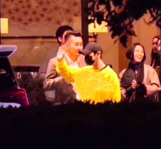 刘嘉玲黄晓明深夜聚餐 鞠躬挥手毕恭毕敬