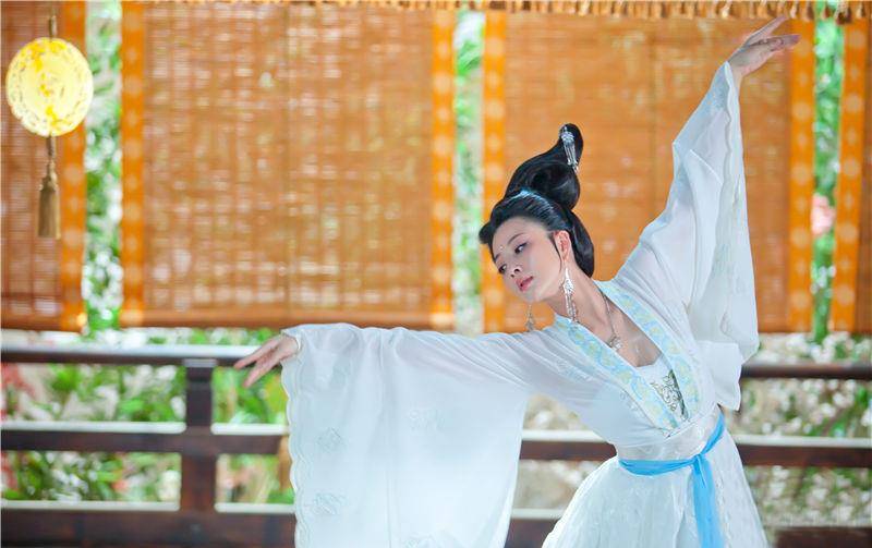 殷桃的花蕊夫人就像从仕女图里走出来一样