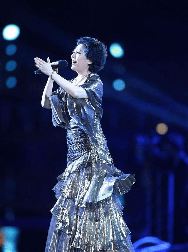 关牧村的身材真不错,穿紧身的裙子不像奔七的人,高级感让人佩服_礼服