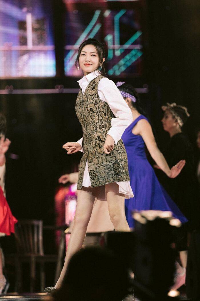 万茜穿学生校服扮嫩,加黑框眼镜还像那么回事,就是不能离开滤镜