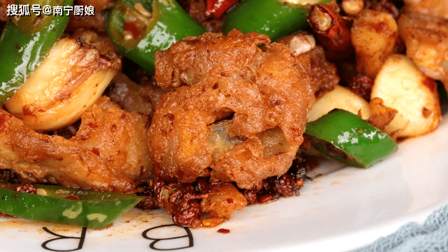 原创
肥肠的家常菜做法,外酥里糯,下酒又下饭,一周吃5次都不嫌腻
爆炒肥肠