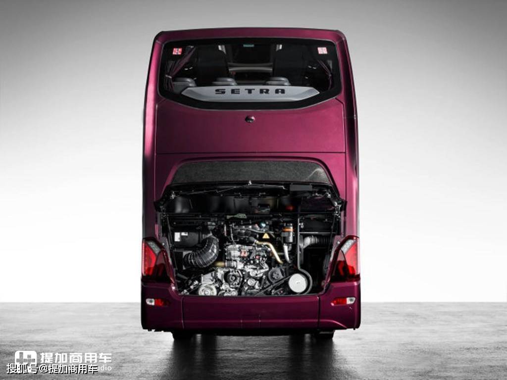 动力方面,车辆采用发动机后置的布置,om471发动机搭配奔驰go 250-8