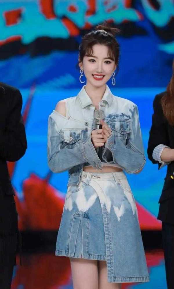 原创毛晓彤靠穿搭就赢了 穿牛仔套装裙露出 巴掌腰 简直美出圈 佛山娱乐资讯网