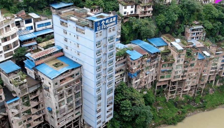 一座号称全国最窄的县城,所有建筑修在峡谷中河岸旁,看着很危险_盐津
