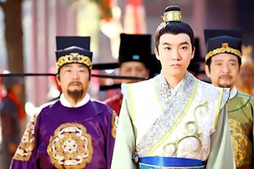 对于赵匡胤的两个儿子赵德昭和赵德芳,宋氏都视如己出