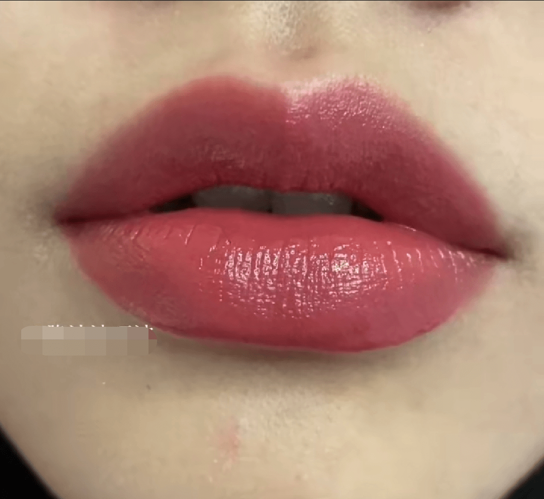 是一款素颜都能涂的口红.虽然不显白,但也的确不显黑.