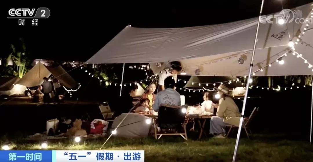 95后新婚夫妇在海底捞举办浪漫婚礼，仅花费2万多餐费，见证爱情与美食的完美结合