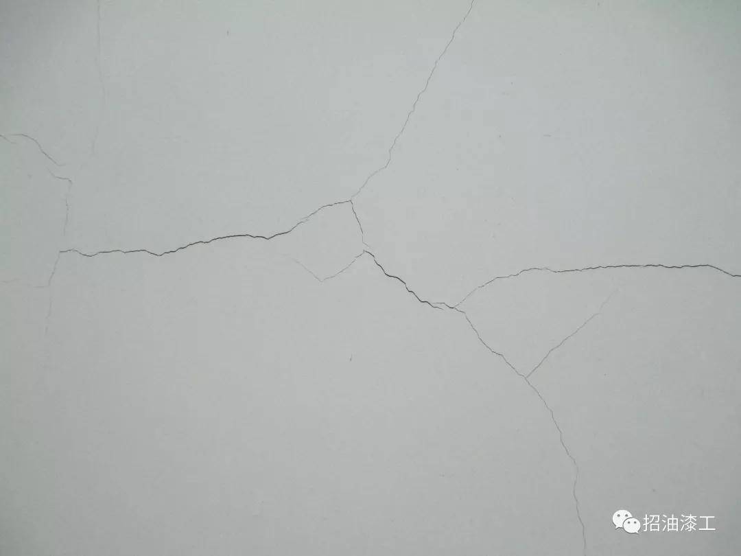 家里装修刮腻子看到工人这样施工请立马叫停墙面早晚会开裂