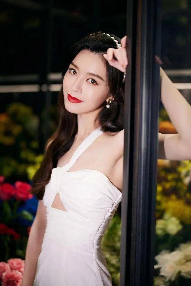 香港美女文咏珊穿抹胸白裙大秀香肩!雪肤水嫩太性感撩人_穿着