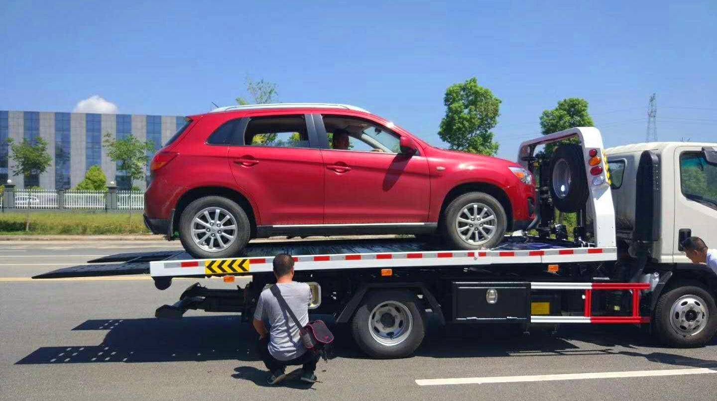 牵引发生故障的机动车是有速度限制的 不得超过每小时30公里 道路