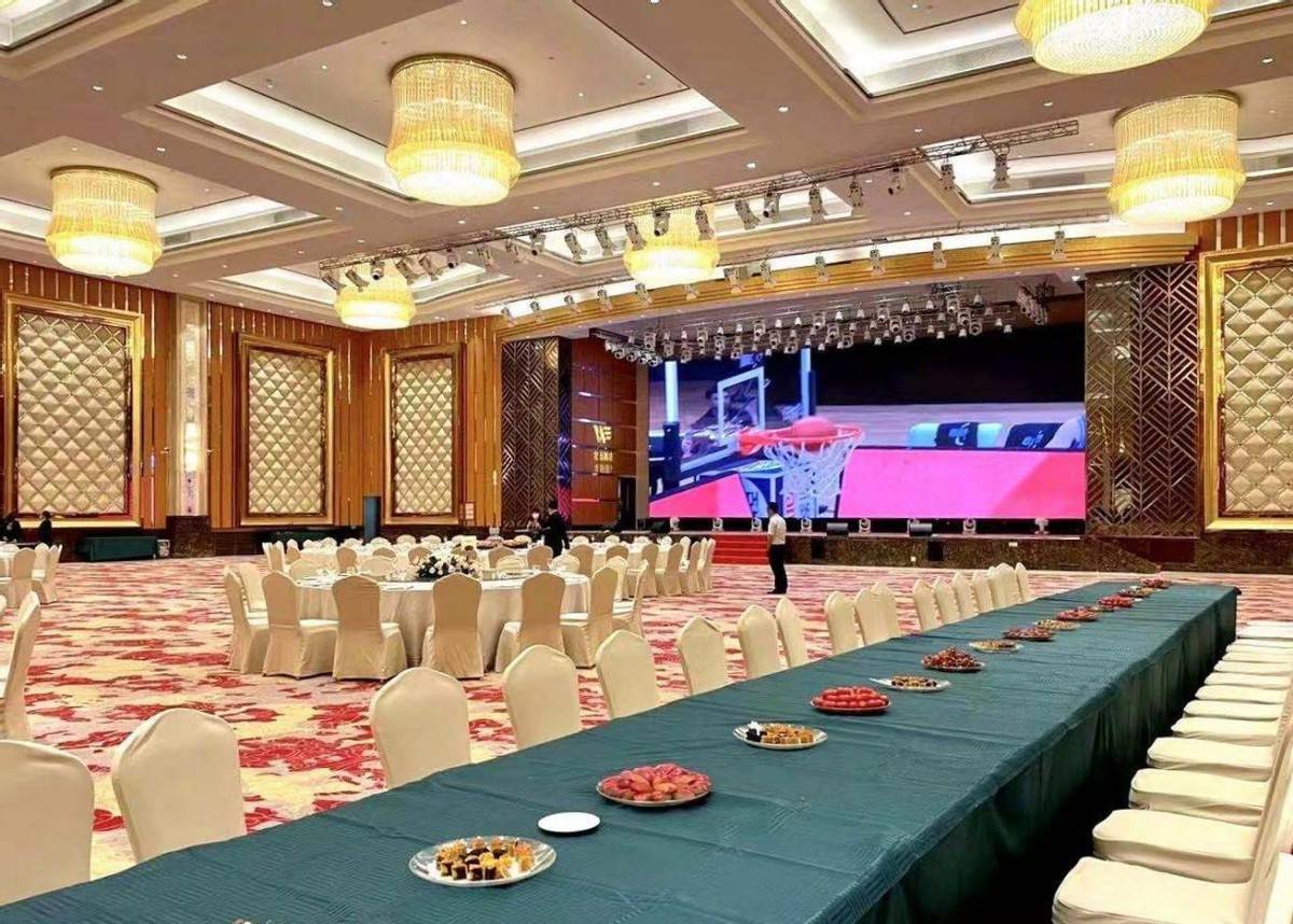 广东庆功宴照片现场相当豪华杜锋深拥女粉丝满头白发惹人怜