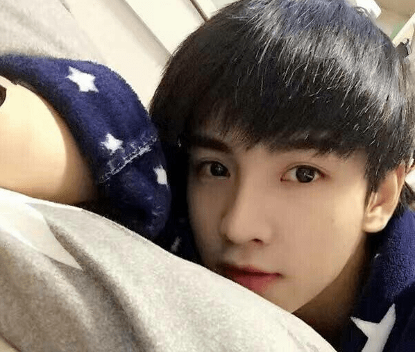 原创衡水中学又火了这次不是成绩是颜值高二男生撞脸男星走红