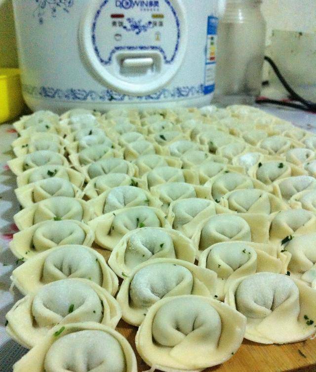 原创美食推荐苜蓿馄饨简版红烧墨鱼手撕鸡烤羊腿的做法