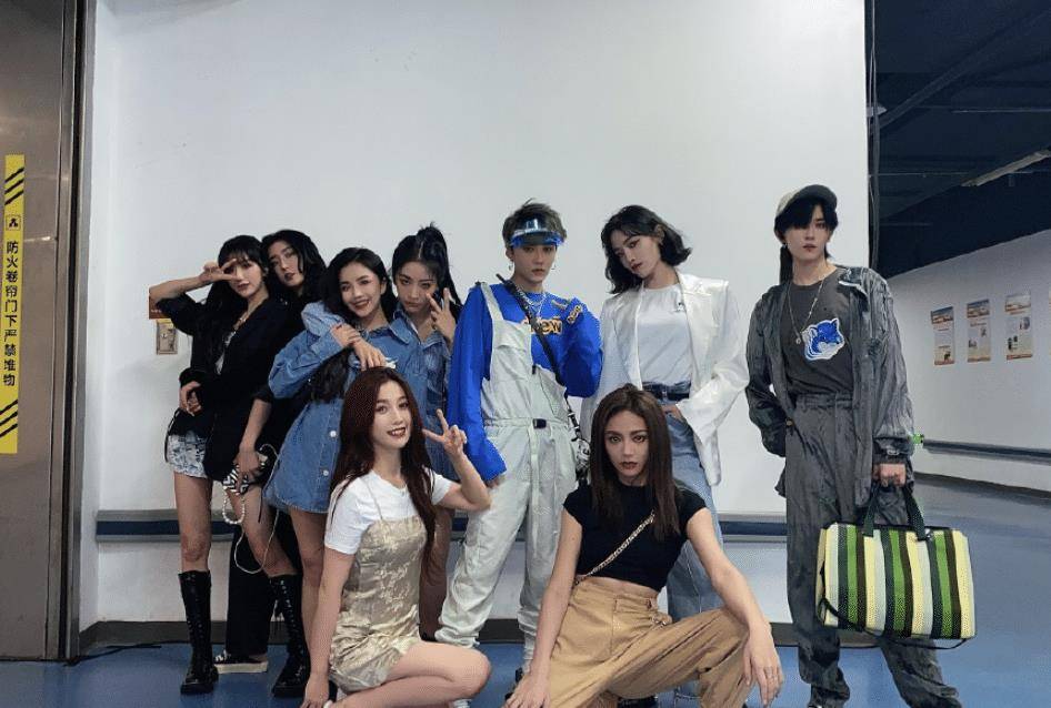 the9团综特工造型赵小棠暗紫色口红酷炫唯独虞书欣风格最特殊