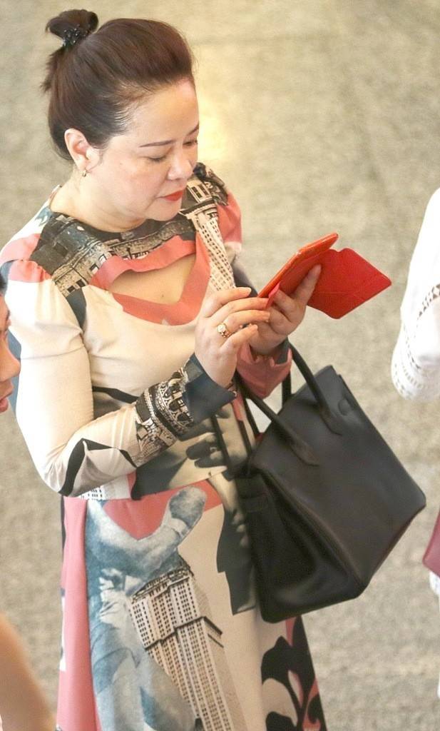 原创孙俪妈妈气质不一般镂空裙也能穿得时髦洋气和邓超妈妈真不同